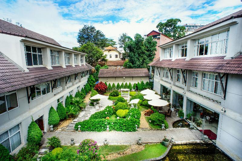 Hình ảnh nhộn nhịp của một con phố trung tâm ở Nha Trang với nhiều khách sạn 3 sao, nhà hàng, cửa hàng du lịch